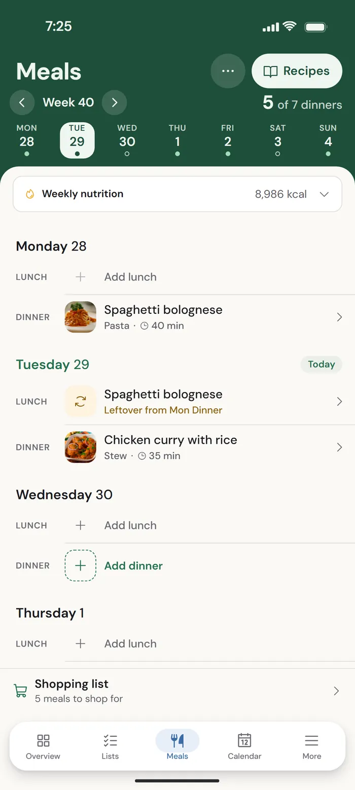 The meal plan in EpiHem, week 40, five of seven dinners planned: spaghetti bolognese on Monday and chicken curry with rice on Tuesday. At the bottom, the Shopping list row, 5 meals to shop for.